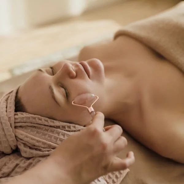 Mujer recibiendo tratamiento facial en Aura Skin