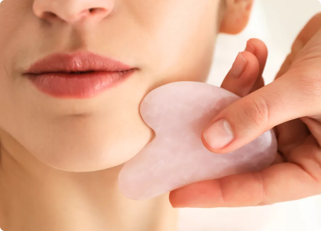 Facial con técnica Gua Sha para circulación y esculpido